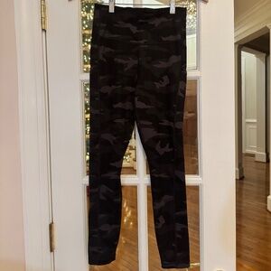 Athleta Ultimate Stash Pocket 7/8 tight legging Size XS, Black Camp